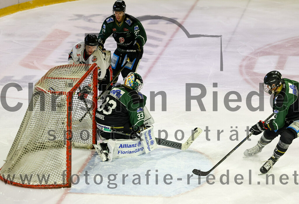 2022-09-30_006_TSV_Erding_gegen_EV_Dingolfing | Erding, Deutschland, 30.09.2022:
Eishockey, Bayernliga 2022 / 2023, Testspiel, TSV Erding gegen EV Dingolfing, Endergebnis: 3:4

Mark Waldhausen (Erding Gladiators, #27), Torwart Thomas Hingel (Erding Gladiators, #33)

Foto: Christian Riedel / fotografie-riedel.net