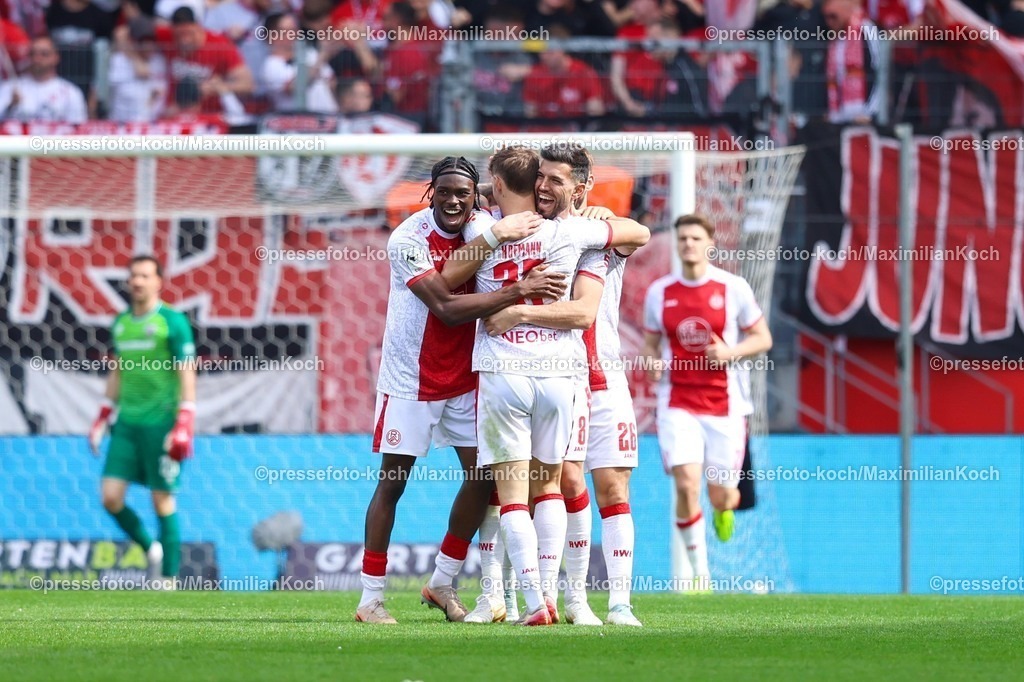 xKWIx11042601061 | 2026.04.11, xkwix, Fußball, 3.Liga, Rot-Weiss Essen -  FC Ingolstadt, Stadion an der Hafenstraße, 33.Spieltag, Saison 2025 / 2026: Torschuetze zum Tor zum 2:1 Jannik Hofmann (Rot-Weiss Essen #37) jubelt mit Klaus Gjasula (Rot-Weiss Essen #8) und Torben Müsel (Rot-Weiss Essen #26) DFB regulations prohibit any use of photographs as image sequences and or quasi-video. Photo: xKamilxWilkowskixPressefotoKochx