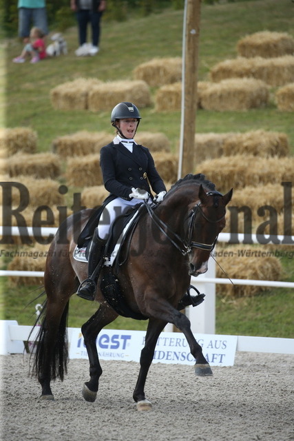 Birkhof_2022_GrandPrixSpecial_Nicole Isser_DiCaprio 4 (27) | Alle Fotos der Reiterjournal Fotografin Doris Matthaes im Reiterjournal Online-Fotoshop. - Realisiert mit Pictrs.com