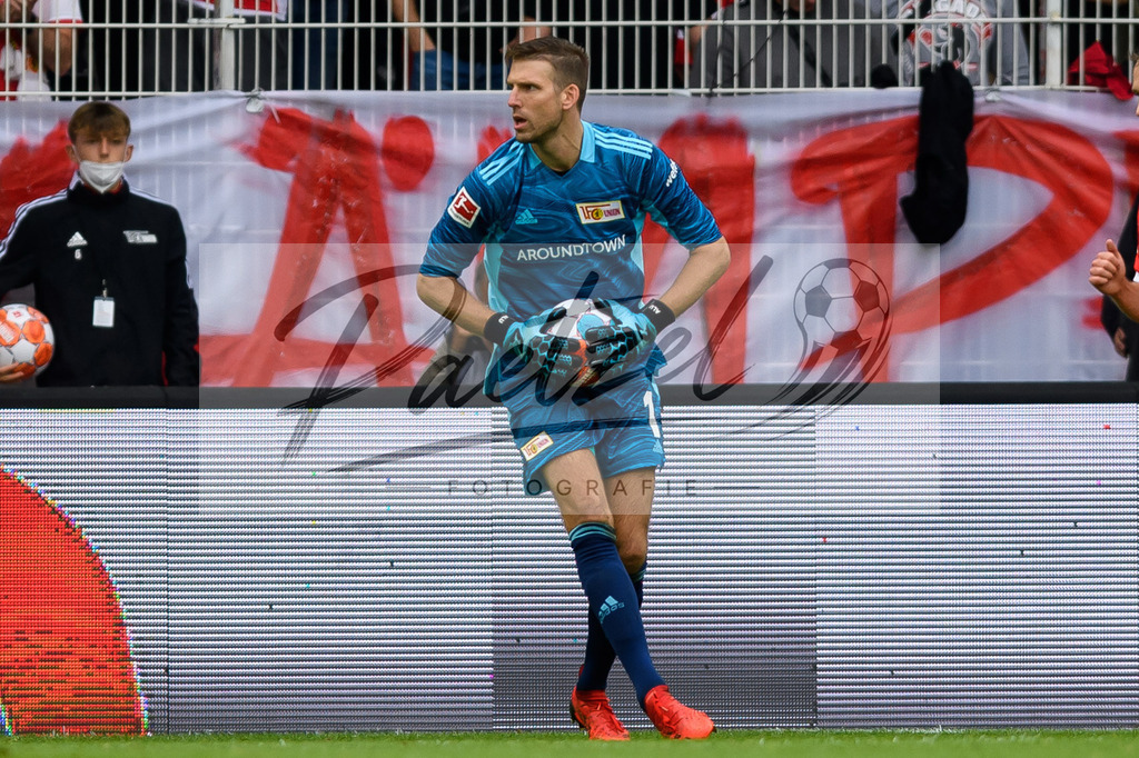 FCUBMG20210829_116 | Fussball, Herren: Torwart Andreas Luthe (1.FC Union Berlin) in Aktion beim Spiel der 1. Bundesliga zwischen 1. FC Union Berlin und Borussia Moenchengladbach im Stadion An der Alten Foersterei am 29.08.2021 in Berlin, Deutschland. - Realisiert mit Pictrs.com