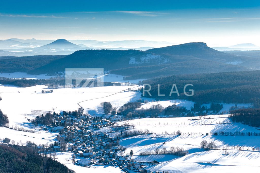Wandbild-Zschirnsteine-Luftbild-DJI_20240120035819_0077 | Großer und kleiner Zschirnstein im Winter, Luftaufnahme über der Sächsischen Schweiz - Realisiert mit Pictrs.com
