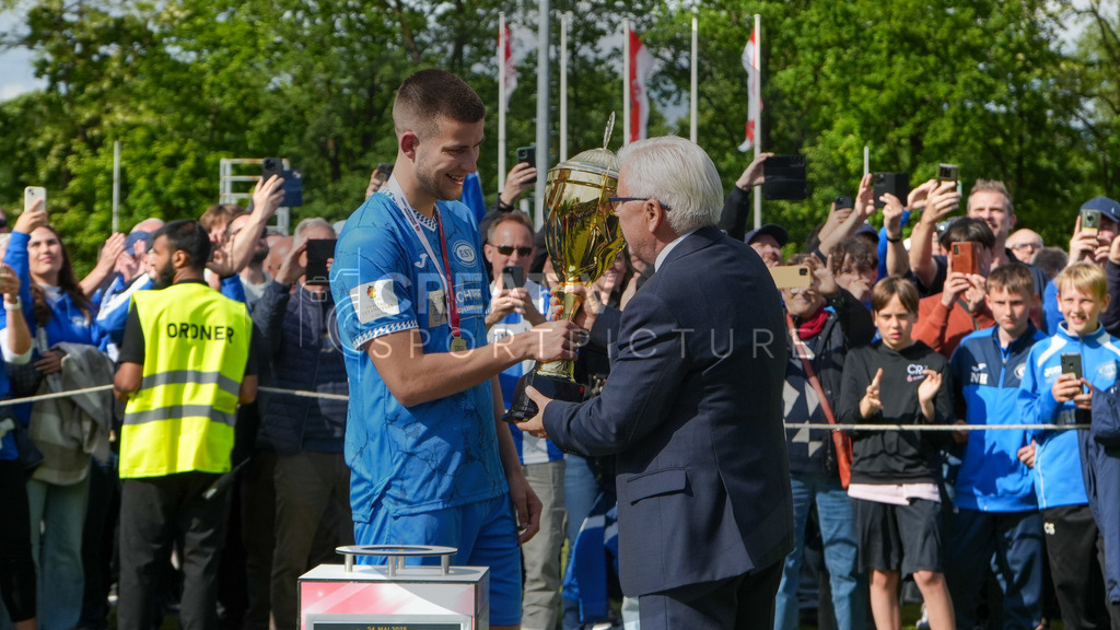 Fußball, Herren, Saison 2024/2025, Finaltag der Amateure 2025, Landespokal Brandenburg, Finale, VfB 1921 Krieschow vs. RSV Eintracht 1949, Samstag 24.05.2025, Volksparkstadion Neuruppin, | Fußball, Herren, Saison 2024/2025, Finaltag der Amateure 2025, Landespokal Brandenburg, Finale, VfB 1921 Krieschow vs. RSV Eintracht 1949, Samstag 24.05.2025, Volksparkstadion Neuruppin, Im Bild: Jens Kaden (r. Präsident FLB) überrreicht dem RSV Eintracht 1949 den Pokal - Realisiert mit Pictrs.com