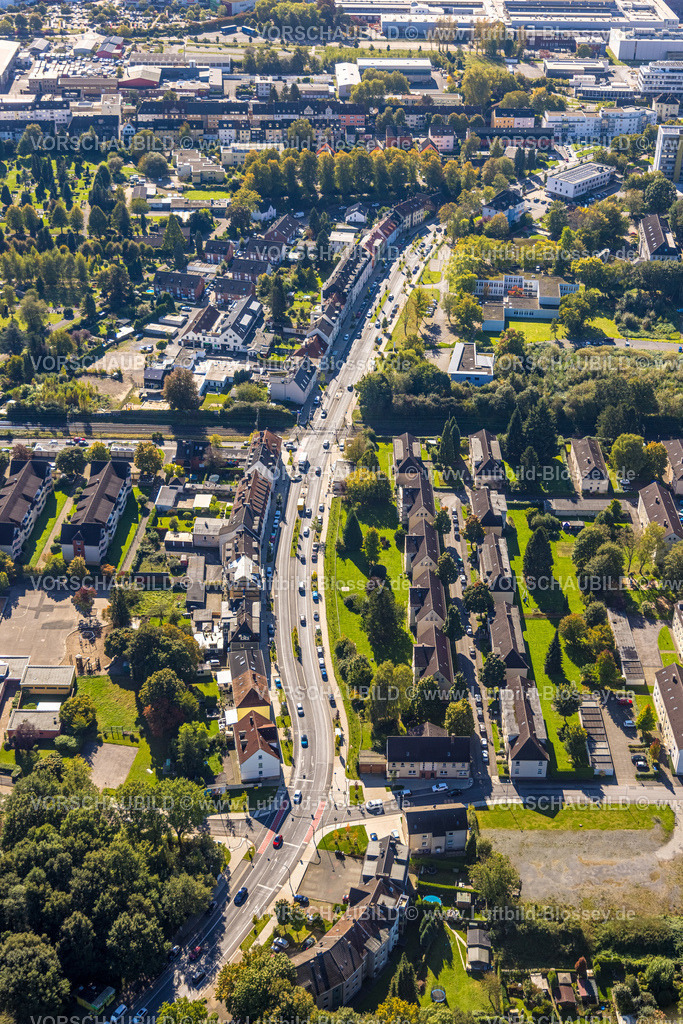 Witten241000622 | Luftbild, Wohngebiet und Straßenverkehr auf der Pferdebachstraße mit Bahnübergang Ziegelstraße, Sonnenschein, Witten, Ruhrgebiet, Nordrhein-Westfalen, Deutschland