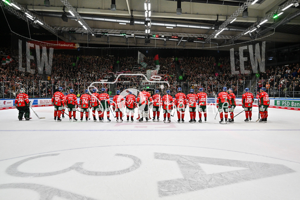 Augsburger Panther - Grizzlys Wolfsburg | Zusammen mit den Fans feiern die Augsburger Panther den Heimsieg gegen Wolfsburg / Jubel / Freudne / happy / DEL: Augsburger Panther - Grizzlys Wolfsburg; Curt Frenzel Stadion am 10.10.2025