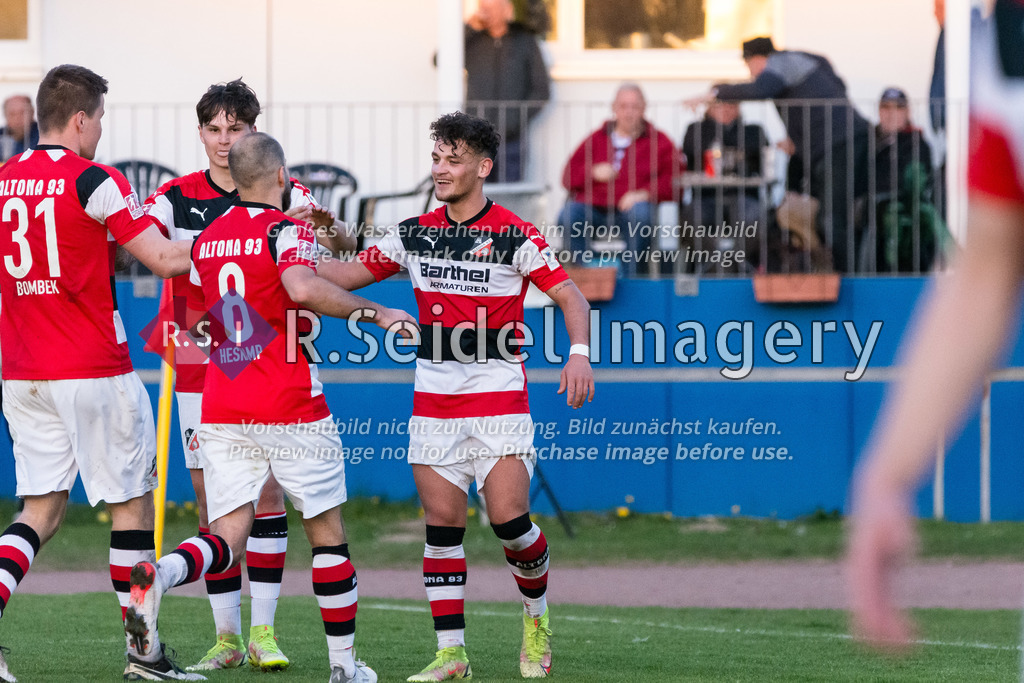 Fußball, Saison 2021/22, LOTTO-Pokal, Lohbrügge - Altona 93, Binnenfeldredder (Hamburg), 26.04.2022, Viertelfinale | v.l.n.r.: Hendrik Wilhelm Bombek (#31, AFC), Noah Joshua Gumpert (#20, AFC), Marco Heskamp (#8, AFC) und Dominik Akyol (#17, AFC, Torschütze) jubeln nach dem 2:0 Anschlusstreffer