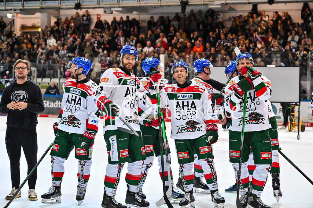 Iserlohn Roosters - Augsburger Panther | Die Spieler der Panther feiern zusammen mit den Fans den Klassenerhalt in Iserlohn / Freude / Happy / Abstieg / Absteiger / DEL: Iserlohn Roosters - Augsburger Panther, Eissporthalle Iserlohn am 07.03.2025