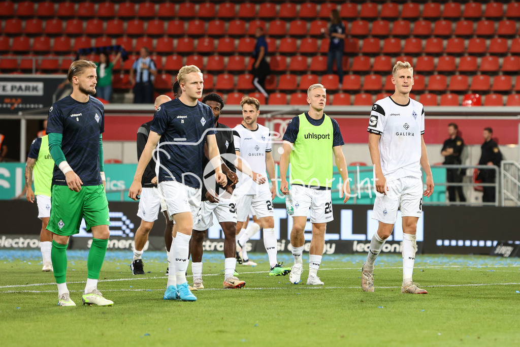 FC Ingolstadt - SV Waldhof Mannheim | enttaeuschte Mannheimer nach der Niederlage in Ingolstadt / Haengende Koepfe