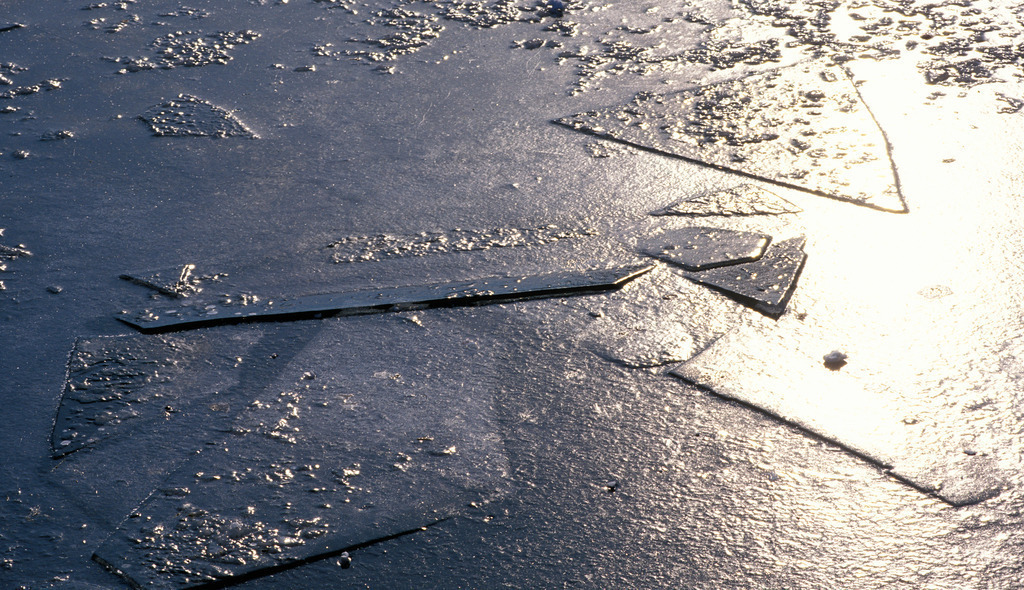 Eisscholle auf der Donau | Wien, Austria - December 09, 2009: Eisscholle auf der Donau. - Realisiert mit Pictrs.com