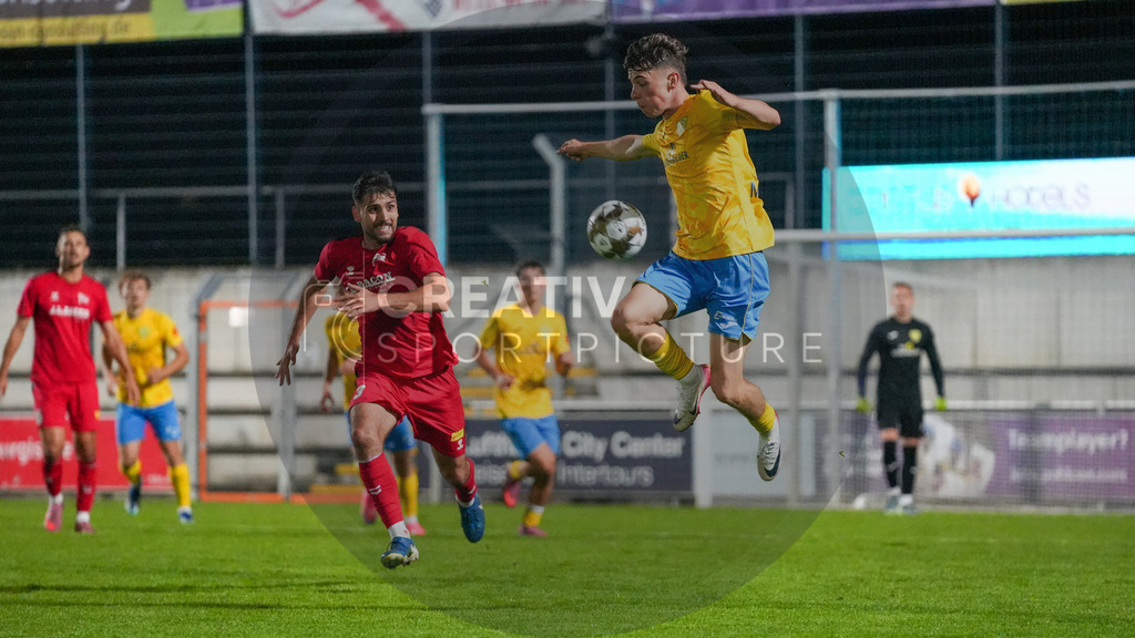 Fußball, Herren, Saison 2025/2026, Regionalliga Nordost, 8. Spieltag, FSV 63 Luckenwalde vs. FC Hertha 03 Zehlendorf, Dienstag 16.09.2025, Werner-Seelenbinder-Stadion Luckenwalde, | Fußball, Herren, Saison 2025/2026, Regionalliga Nordost, 8. Spieltag, FSV 63 Luckenwalde vs. FC Hertha 03 Zehlendorf, Dienstag 16.09.2025, Werner-Seelenbinder-Stadion Luckenwalde, Im Bild: Ernes Smailovic (l. Zehlendorf) und Tim Maciejewski (r. Luckenwalde) - Realisiert mit Pictrs.com