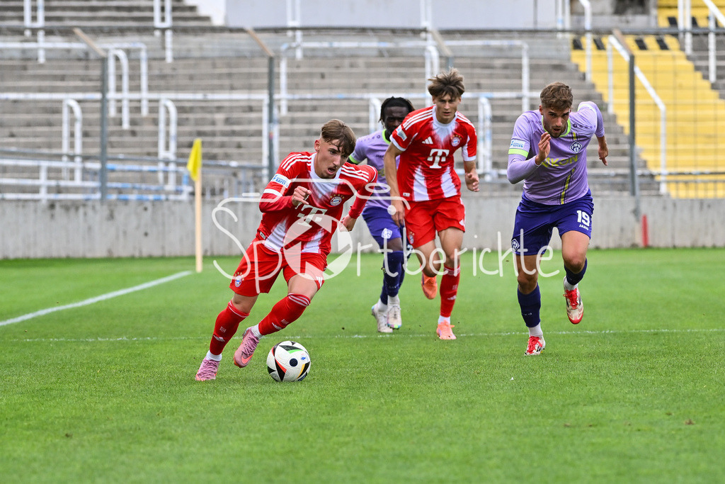 FC Bayern Amateure - FC Würzburger Kickers | im Dull Marius UHL (Würzburger Kickers 19) und Lennart KARL (FC Bayern München II #7) / Zweikampf / Regionalliga Bayern: FC Bayern Amateure - FC Würzburger Kickers; Grünwalder Stadion am 27.09.2025