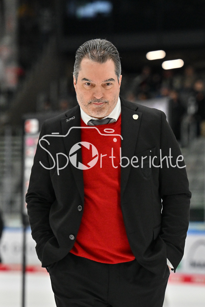 Augsburger Panther - Kölner Haie | Im Bild ein niedergeschlagener Larry MITCHELL Headcoach Augsburger Panther mit haengendem Kopf nach der Niederlage gegen Koeln / Einzelfoto / Freisteller / Traurig / Enttaeuscht / DEL: Augsburger Panther - Koelner Haie, Curt Frenzel Stadion am 02.03.2025