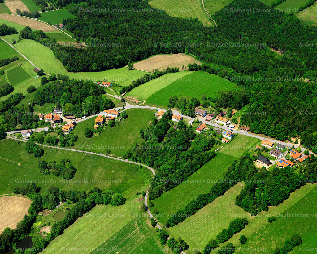 2724136 | BERNHARDSBERG 19.05.2007 Landwirtschaftliche Nutzflächen und Feldgrenzen  umsäumen das Siedlungsgebiet des Dorfes in Bernhardsberg im Bundesland Bayern, Deutschland // Agricultural land and field boundaries surround the settlement area of the village  in Bernhardsberg in the state Bavaria, Germany Foto: Gerhard Launer