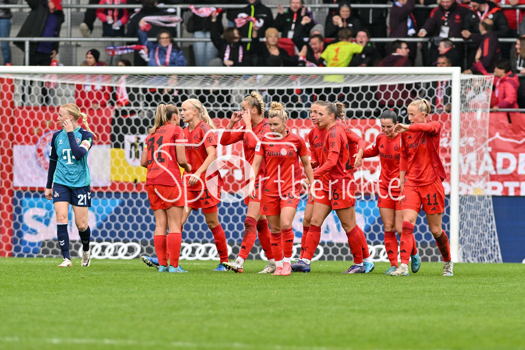 FC Bayern München Frauen - TSG 1899 Hoffenheim Frauen | Jubel der FCB Frauen nach dem Treffer zum 1-0 / Freude / happy / Tor / Torschuetzin / Frauen Bundesliga: FC Bayern München Frauen - 1. FC Köln Frauen, FC Bayern Campus am 05.10.2024