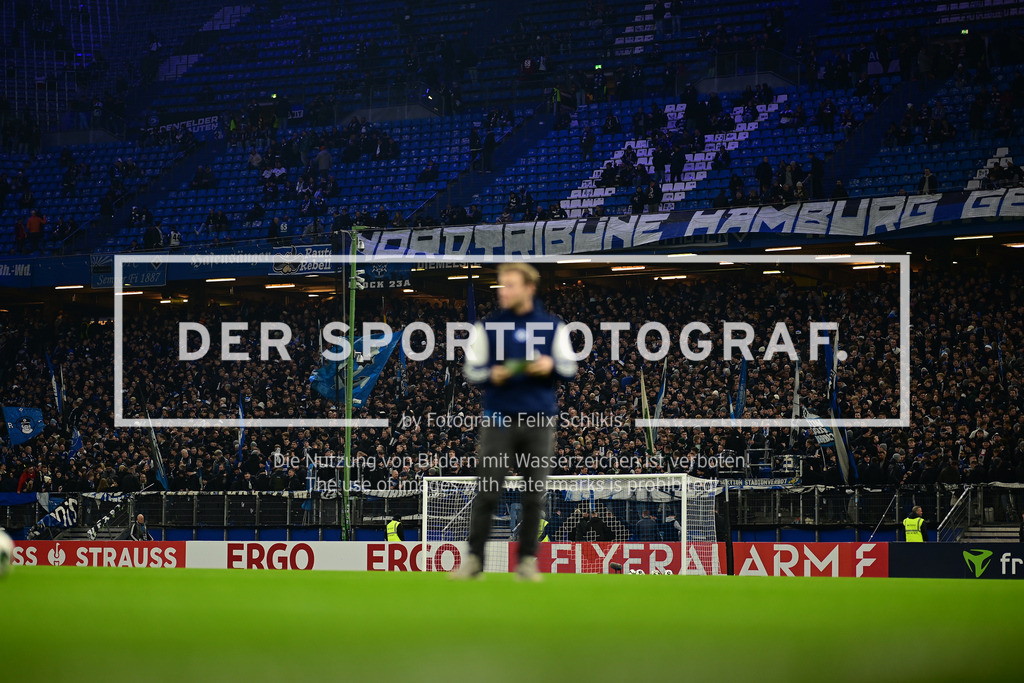 Fußball I Herren I Saison 2025-2026 I DFB-Pokal I Achtelfinale I Hamburger SV - Holstein Kiel I 37137 | Christian Stübinger (Hamburger SV) und im Hintergrund die  Nordtribüne - Realisiert mit Pictrs.com