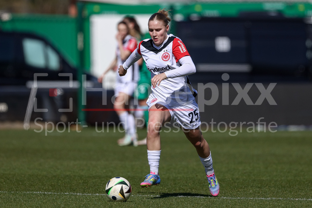 Fussball, Google Pixel Frauen-Bundesliga, SV Werder Bremen - Eintracht Frankfurt | v.li.: Johanna Wende (Torhüterin, Torwart, SV Werder Bremen, 25) am Ball, Einzelbild, Ganzkörper, Aktion, Action, Spielszene, DIE DFB-RICHTLINIEN UNTERSAGEN JEGLICHE NUTZUNG VON FOTOS ALS SEQUENZBILDER UND/ODER VIDEOÄHNLICHE FOTOSTRECKEN. DFB REGULATIONS PROHIBIT ANY USE OF PHOTOGRAPHS AS IMAGE SEQUENCES AND/OR QUASI-VIDEO.