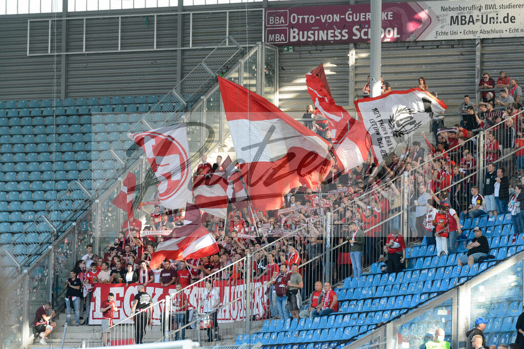 FCMFCK20210904_088 | Fussball, Herren: . Fans vom 1. FC Kaiserslautern beim Spiel der 3. Liga zwischen 1. FC Magdeburg und 1. FC Kaiserslautern in der MDCC-Arena am 04.09.2021 in Magdeburg, Deutschland.DFB / DFL REGULATIONS PROHIBIT ANY USE OF PHOTOGRAPHS AS IMAGE SEQUENCES AND/OR QUASI-VIDEO. - Realisiert mit Pictrs.com