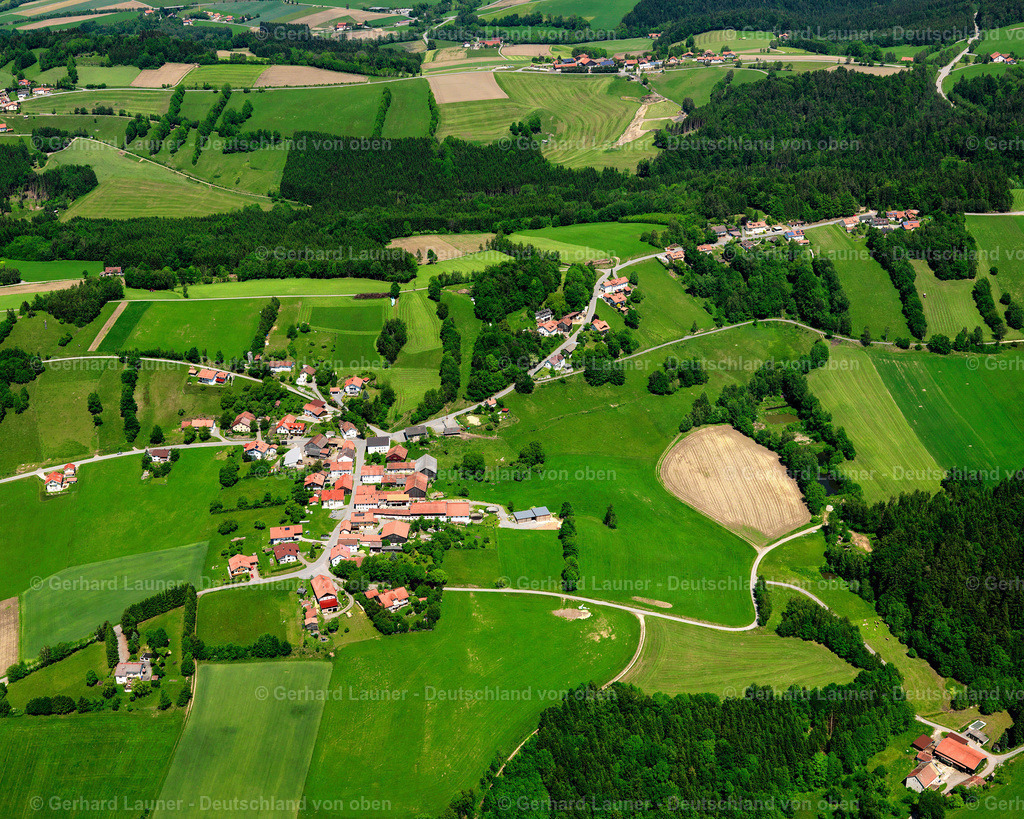2724138 | BERNHARDSBERG 19.05.2007 Landwirtschaftliche Nutzflächen und Feldgrenzen  umsäumen das Siedlungsgebiet des Dorfes in Bernhardsberg im Bundesland Bayern, Deutschland // Agricultural land and field boundaries surround the settlement area of the village  in Bernhardsberg in the state Bavaria, Germany Foto: Gerhard Launer