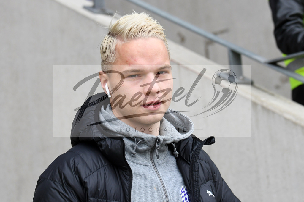 20200208_OSNFCN_0002 | Fußball, Herren: Niklas Schmidt (VfL Osnabrueck) schaut waehrend des Spiels der 2. Bundesliga zwischen VfL Osnabrueck und 1. FC Nuernberg im Stadion an der Bremer Bruecke am 08.02.2020 in Osnabrueck, Deutschland.DFB / DFL REGULATIONS PROHIBIT ANY USE OF PHOTOGRAPHS AS IMAGE SEQUENCES AND/OR QUASI-VIDEO. - Realisiert mit Pictrs.com