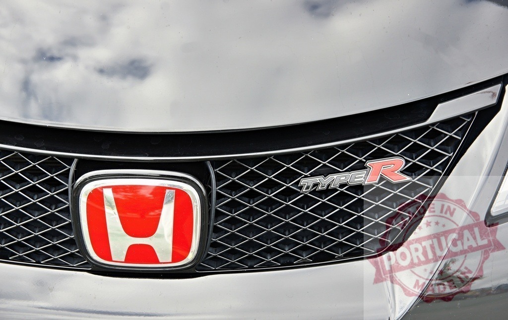 Honda Type R logo reflecting clouds on a black car | Honda Type R logo reflecting clouds on a black car - Realized with Pictrs.com
