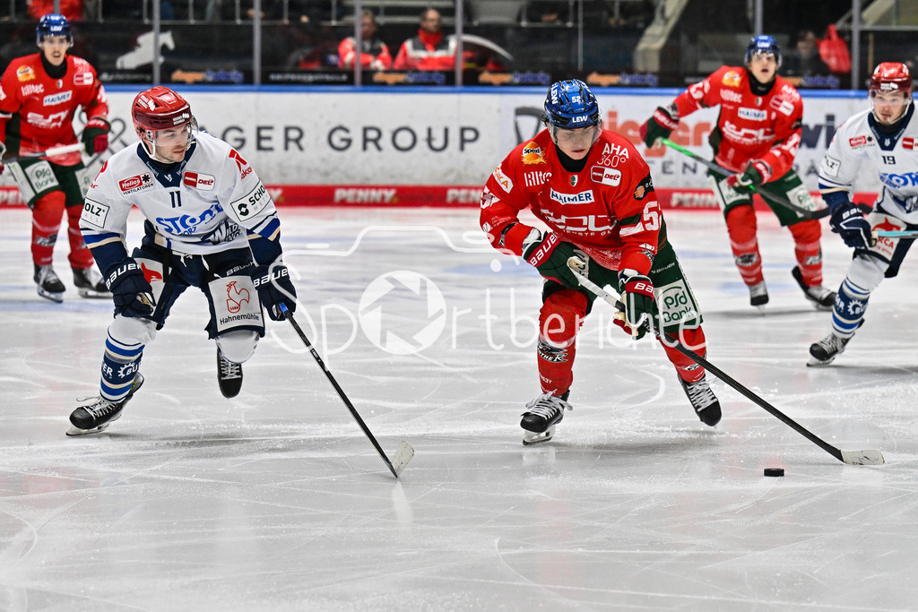 Augsburger Panther - Schwenninger Wild Wings | AUGSBURG, DEUTSCHLAND - 2. NOVEMBER: im Duell Danny O`REGAN (Schwenninger Wild Wings 11) und Enrico HENRIQUEZ (Augsburger Panther 52) beim Ligaspiel zwischen den Augsburger Panthern und den Schwenninger Wild Wings am 17. Spieltag der Penny DEL im Curt Frenzel Stadion am 02.11.2025