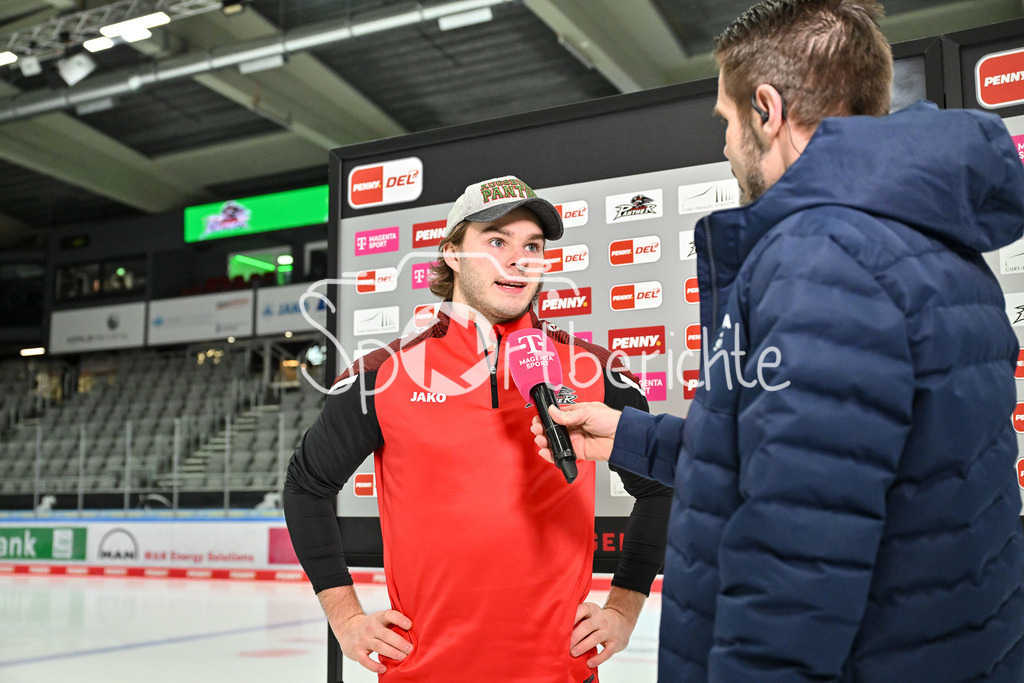 Augsburger Panther - Nürnberg Ice Tigers | im Bild D. J. BUSDEKER (Augsburger Panther #14) beim Interview von MagentaSport vor dem Heimspiel gegen Nürnberg / Freisteller / Einzelfoto / DEL: Augsburger Panther - Nuernberg Ice Tigers, Curt Frenzel Stadion am 03.01.2025