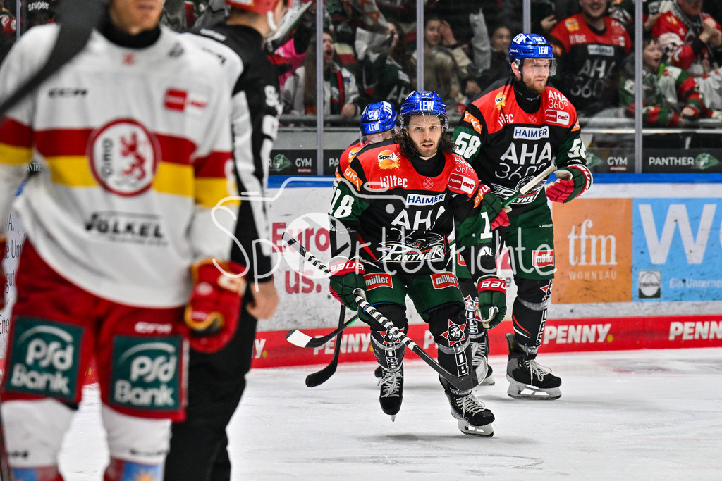 Augsburger Panther - Düsseldorfer EG | Jubel der Panther nach dem Treffer zum 4-1 durch Anthony LOUIS (Augsburger Panther #18) / Tor / Torschuetze / Freude / Happy / DEL: Augsburger Panther - Duesseldorfer EG, Curt Frenzel Stadion am 04.03.2025