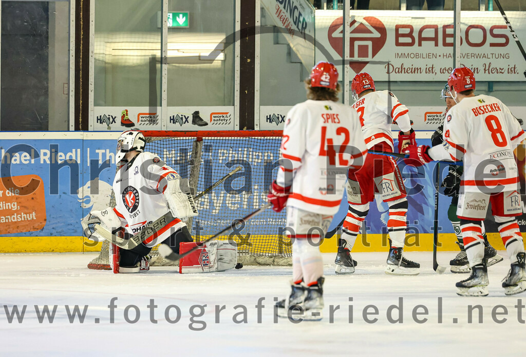 2023-09-10_056_TSV_Erding_gegen_EHC_Klostersee | Erding, Deutschland, 10.09.2023:
Eishockey, Bayernliga 2023 / 2024, Testspiel, TSV Erding gegen EHC Klostersee, Endergebnis: 10:1

Torwart Daniel Arendas (EHC Klostersee, #3), Quirin Spies(EHC Klostersee, #42)

Foto: Christian Riedel / fotografie-riedel.net