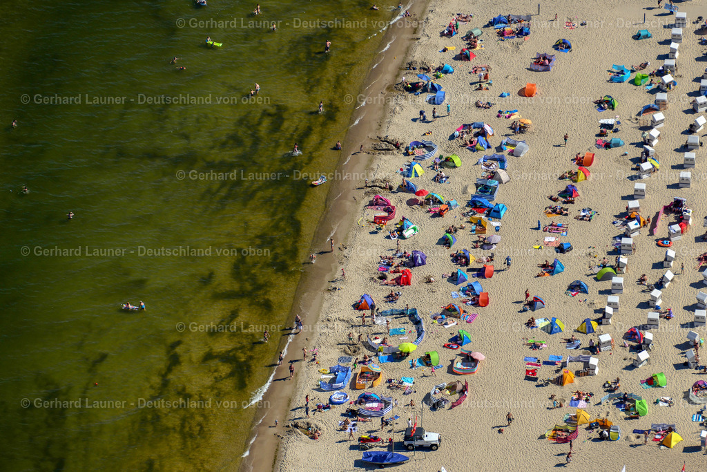 3637724 | ZINNOWITZ 25.08.2016 Strandkorb- Reihen am Sand- Strand im Küstenbereich der Ostsee in Zinnowitz im Bundesland Mecklenburg-Vorpommern. // Beach chair on the sandy beach ranks in the coastal area the Baltic Sea in Zinnowitz in the state Mecklenburg - Western Pomerania. Foto: Gerhard Launer