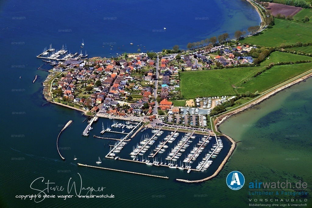 Luftbilder Ostseefjord Schlei, Maasholm, Port Olpenitz, Schleimünde | Heute ist Maasholm ein anerkannter Erholungs- und Ferienort mit einem gut erhaltenen Ortskern, einem Sportboothafen, Segelschulen und einem Themenradweg. Die Gemeinde verfügt über eine Fischräucherei, einen Fischereihafen und ist Ausgangspunkt für Ausflugsfahrten und Hochseeangeln. Die Einwohnerzahl betrug 604 am 31. Dezember 2024. Der aktuelle Bürgermeister ist Kay-Uwe Andresen (SPD), der seit 1998 im Amt ist.
