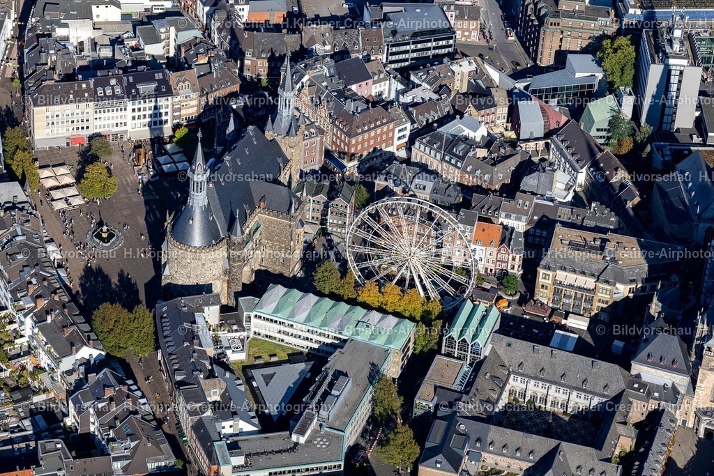 Lufbilder Aachen-6036 | Gebäude des Rathauses der Stadtverwaltung am Rathausplatz der Innenstadt im Ortsteil Aachen-Mitte in Aachen im Bundesland Nordrhein-Westfalen, Deutschland. - Realisiert mit Pictrs.com