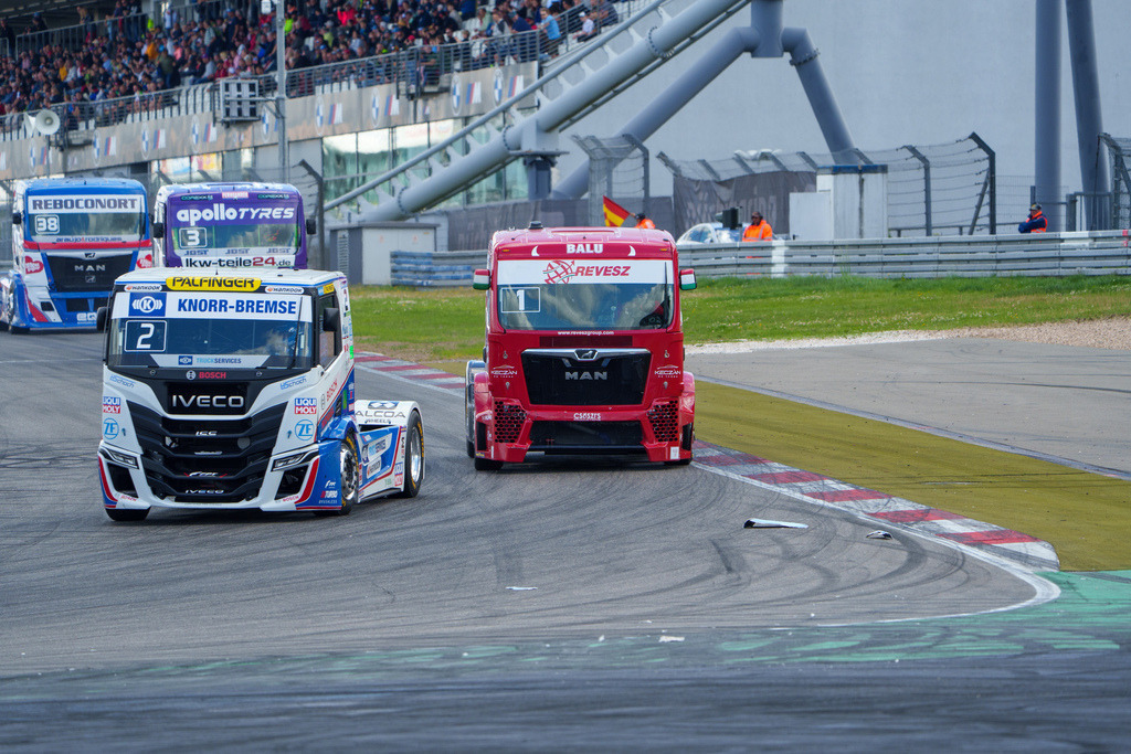 A7408137 | 14.07.2024 Goodyear FIA European Truck Racing Championship (ETRC) NürburgringBild: Zweikampf um die Führung zwischen #2 Jochen Hahn im IVECO und #1 Norbert Kiss im MAN - Realisiert mit Pictrs.com