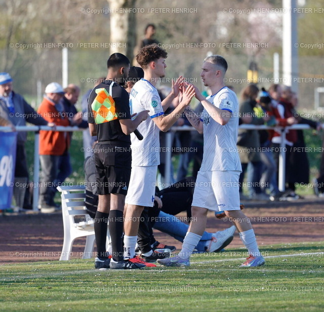 SV98 U21 gewinnt 3:0 | 29.03.2025 Fussball Hessenliga Saison 2024 2025 SV Darmstadt 98 U21 (3.) vs Rot-Weiß Walldorf (2.) (3:0) v. li. Wechsel Auswechslung Luis Klappich (10 Darmstadt kommt für Torschütze Georgios Makridis (18 Darmstadt) (Foto: Peter Henrich) - Realisiert mit Pictrs.com