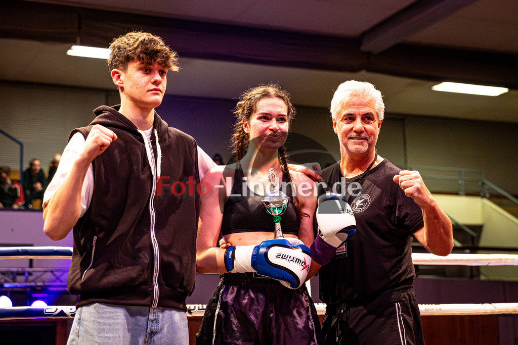 Alexandra Pasztor (Kickboxen Tutzing - blau) gegen Natascha Stark (MFA Penz - rot) | MFA Fight Night Lowkick bis 65kg Kampf 12, Alexandra Pasztor (Kickboxen Tutzing - blau) gegen Natascha Stark (MFA Penz - rot), 20251108,,2025-11-08 in Penzberg (Wellenberghalle Penzberg), Copyright: WolfgangxLindner www.foto-lindner.de