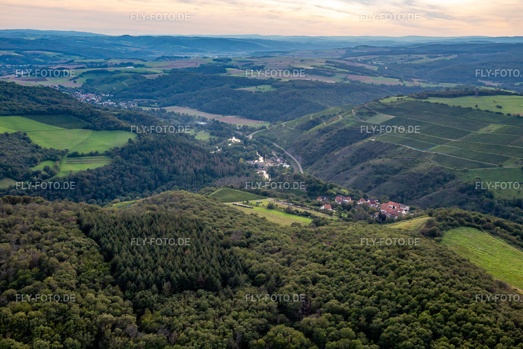 Nahetal unterm Heimberg | Luftbild: Nahetal unterm Heimberg in Schloßböckelheim im Bundesland Rheinland-Pfalz in Deutschland. Foto: IMG_138371.jpg vom 03.09.2023 durch ©2025 Werner Riehm fly-foto.de/copyright - Realisiert mit Pictrs.com