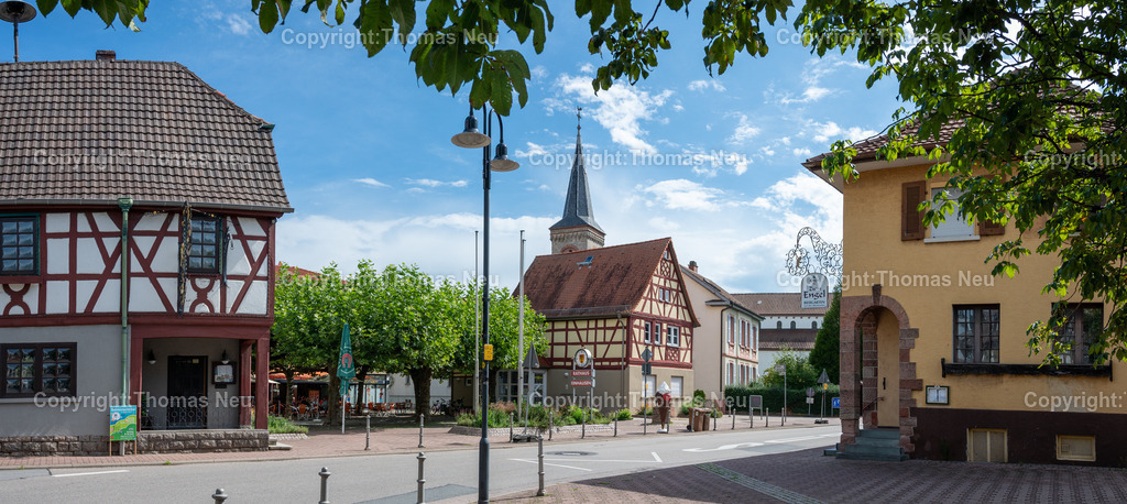 DSC_3795-Pano | Einhausen, Ortsmitte, mit historischen Rathaus und der katholischen Kirche St. Michael, ,, Bild: Thomas Neu