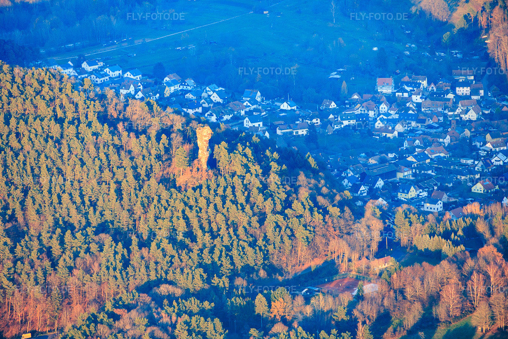 Luftbild: Kriemhildenstein im Ortsteil Gossersweiler in Gossersweiler-Stein im Bundesland Rheinland-Pfalz in Deutschland. Foto: IMG_151804.jpg vom 22.11.2025 durch Werner Riehm/FLY-FOTO.de