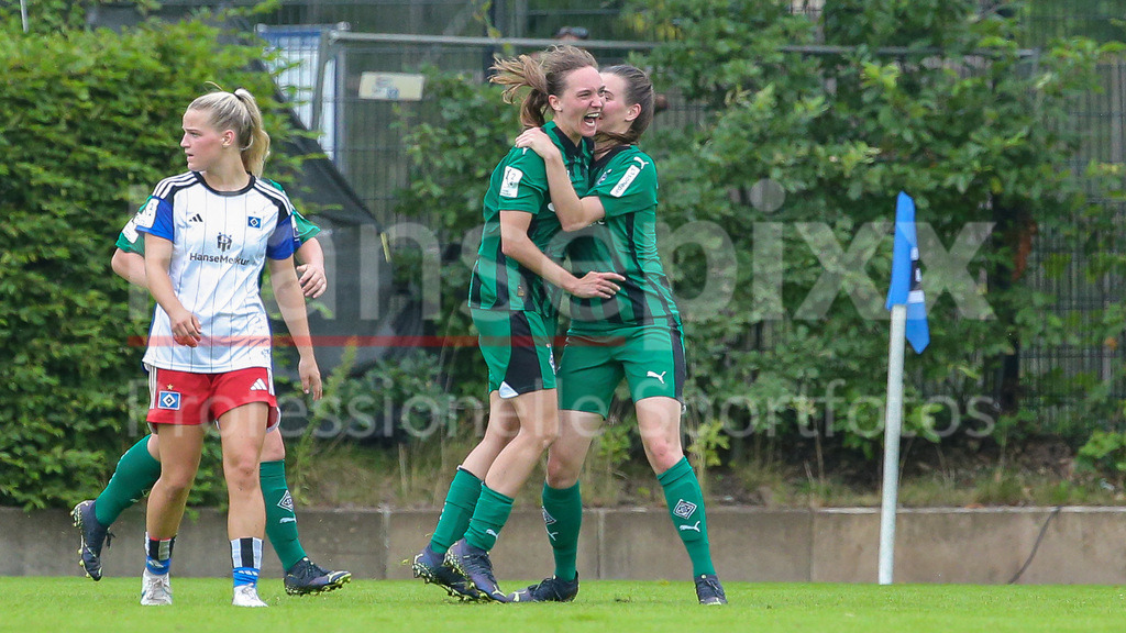 Fussball, 2. Frauen-Bundesliga, Hamburger SV - Borussia Möchengladbach | v.li.: Torschützin Sarah Schmitz (Borussia Mönchengladbach, 9) und Nina Klinger (Borussia Mönchengladbach, 4) mit Torjubel, Jubel, jubeln, jubelt, optimistisch, Spielszene, Highlight, Freude über das Tor zum 2:2, DIE DFB-RICHTLINIEN UNTERSAGEN JEGLICHE NUTZUNG VON FOTOS ALS SEQUENZBILDER UND/ODER VIDEOÄHNLICHE FOTOSTRECKEN. DFB REGULATIONS PROHIBIT ANY USE OF PHOTOGRAPHS AS IMAGE SEQUENCES AND/OR QUASI-VIDEO.