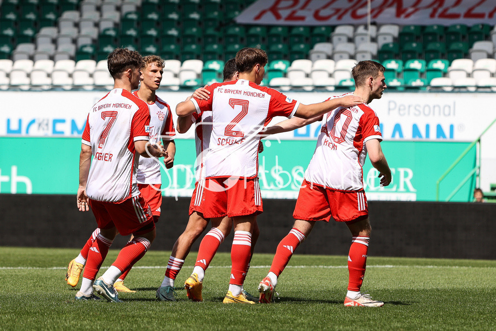 SpVgg Greuther Fürth II - FC Bayern Amateure | Jubel der Bayern Amateure nach dem Treffer zum 1-1 per Foulelfmeter durch Timo KERN (FCB #10) / Tor / Freude / Happy / Torschuetze