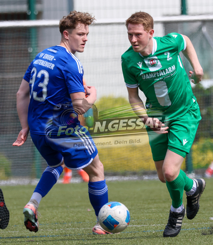 Bünder SV - SV Enger-Westerenger, | Auf dem Bild zu sehen: grün Bünder SV: Tobias Zwiener ; blau SV Enger-Westerenger: Fabrice Walter Bünder SV, SV Enger-Westerenger, Saison 25/26, Kreisliga A, Bünde, Deutschland - Realisiert mit Pictrs.com