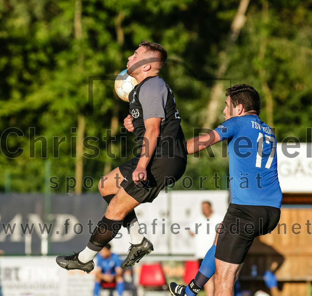 2023-07-14_068_FC_Langengeisling_gegen_FC_Velden-Eberspoint | Erding, Deutschland, 14.07.2023:
Fußball, Bezirksliga Oberbayern Ost 2023 / 2024, Testspiel, FC Langengeisling gegen FC Velden-Eberspoint, Endergebnis: 5:0

David Riederle (FC Langengeisling, #14), Martin Breiteneicher (FC Velden-Eberspoint, #17)

Foto: Christian Riedel / fotografie-riedel.net