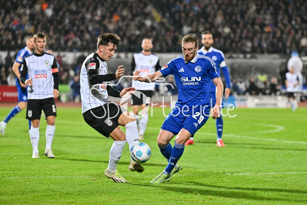 SSV Ulm 1846 Fussball - FC Schalke 04 | im Duell Jonathan MEIER (SSV Ulm #19) und Tobias MOHR (FC Schalke #29) / Zweikampf / 2. Bundesliga: SSV Ulm 1846 Fussball - FC Schalke 04, Donaustadion am 01.11.2024