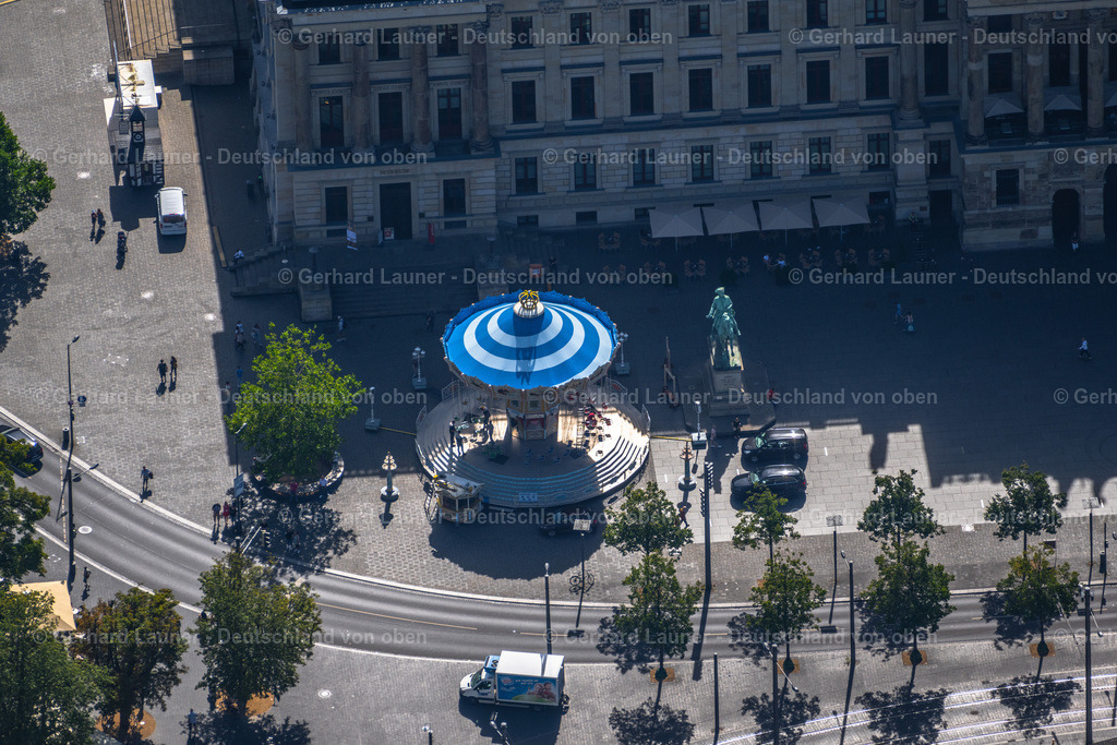 4035306 | BRAUNSCHWEIG 31.07.2020 Fahrgeschäft am Denkmal "Herzog Karl Wilhelm Ferdinand" am Schloßplatz in Braunschweig im Bundesland Niedersachsen, Deutschland. // Amusement ride at the monument "Herzog Karl Wilhelm Ferdinand" in Brunswick in the state Lower Saxony, Germany. Foto: Gerhard Launer
