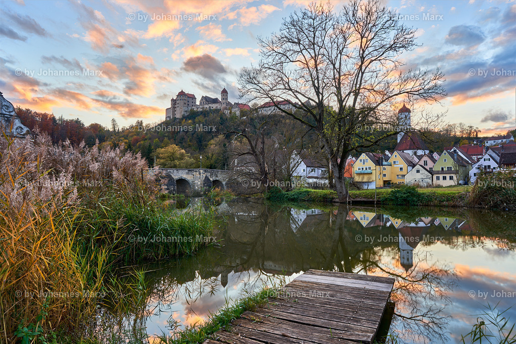 Vor dem Sonnenuntergang in Harburg | Diese Bild ist teil einer Serie, die Burgen in Deutschland und Östereich zeigt. Ziel ist es diesen Kulturschatz auch 2023 zu bewahren, in dem die Bauwerke bekanntgemacht werden. - Realisiert mit Pictrs.com