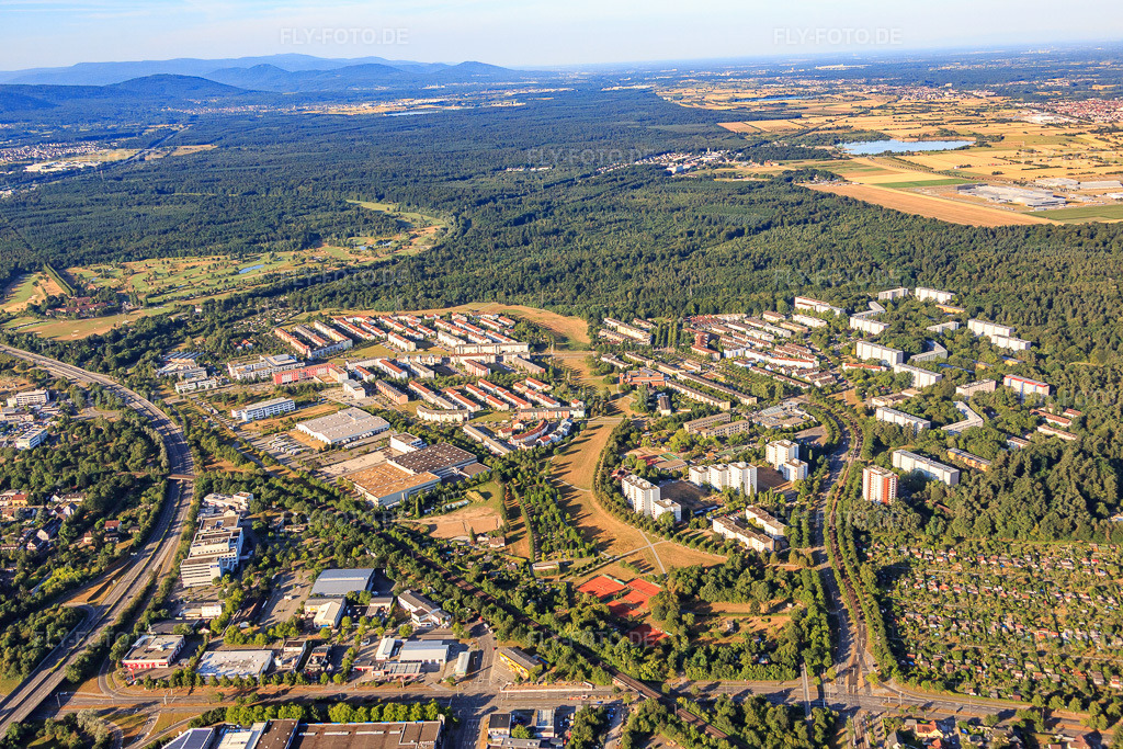 Luftbild: Otto-Wels-Straße von Norden im Ortsteil Oberreut in Karlsruhe im Bundesland Baden-Württemberg in Deutschland. Foto: IMG_083891.jpg vom 26.07.2015 durch Werner Riehm/FLY-FOTO.de