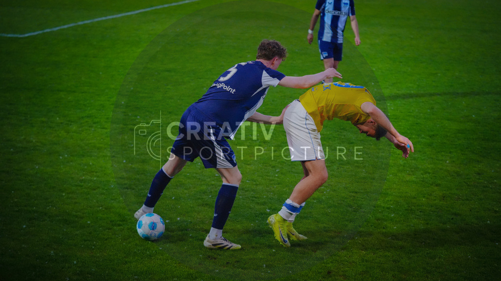Fußball, Herren, Saison 2025/2026, Regionalliga Nordost, 32. Spieltag, Hertha BSC II vs. FSV 63 Luckenwalde, Donnerstag 30.04.2026, Hertha Amateurstadion | Fußball, Herren, Saison 2025/2026, Regionalliga Nordost, 32. Spieltag, Hertha BSC II vs. FSV 63 Luckenwalde, Donnerstag 30.04.2026, Hertha Amateurstadion, Im Bild: Simon Gollnack (r. Luckenwalde) und Mathis Bruns (l. Hertha) - Realisiert mit Pictrs.com