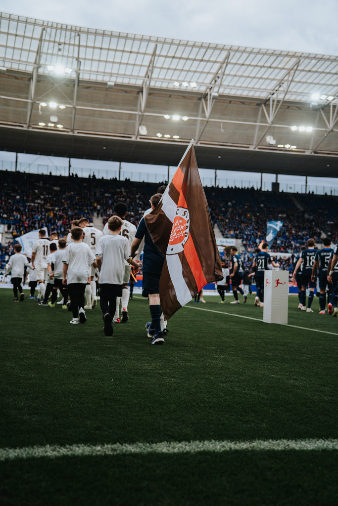 HEV07251 | Der offizielle Shop für FC St. Pauli Fotos. Wähle aus Spielszenen & Fanmomenten dein FCSP Wunschformat. Wir liefern Millerntor-Atmosphäre.