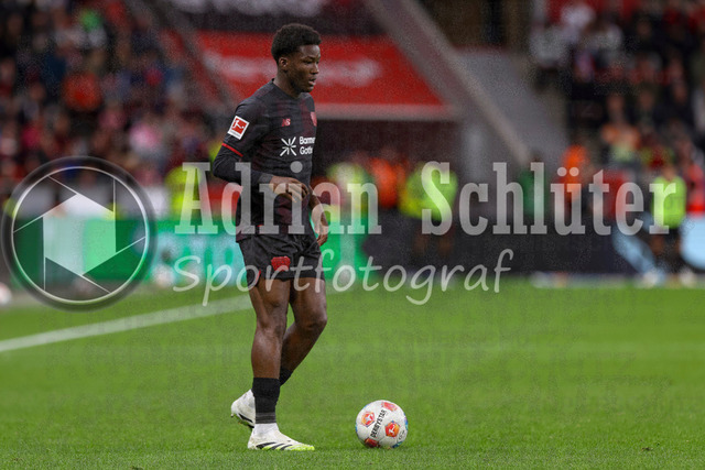 Bayer 04 Leverkusen vs Borussia Mönchengladbach - Bundesliga  | Leverkusen, Deutschland, 21.09.25:   Ernest Poku (Bayer 04 Leverkusen) in Aktion am Ball, Einzelaktion waehrend des Spiels der Bundesliga zwischen  Bayer 04 Leverkusen vs Borussia Mönchengladbach in der BayArena(Foto von Brauer-Fotoagentur / Adrian Schlueter)