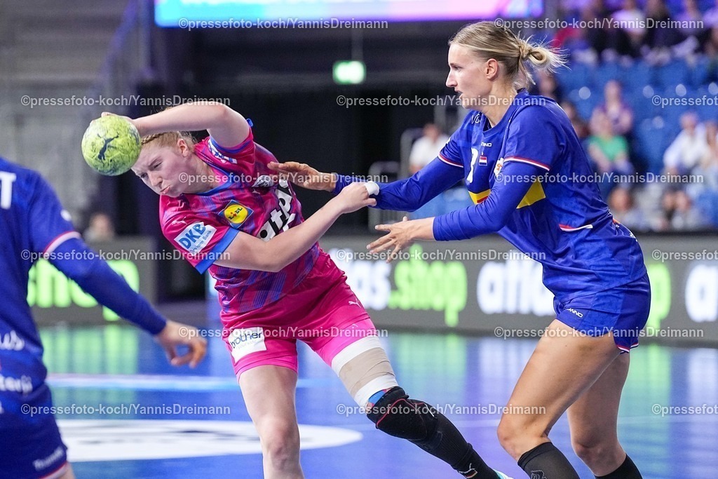 xydrx21092501041 | 21.09.2025, xydrx, Handball, Frauen Länderspiel, Deutschland - Niederlande, YAILA Arena: Nina Engel (GER #8) im Zweikampf gegen Kelly Dulfer (NED #18)