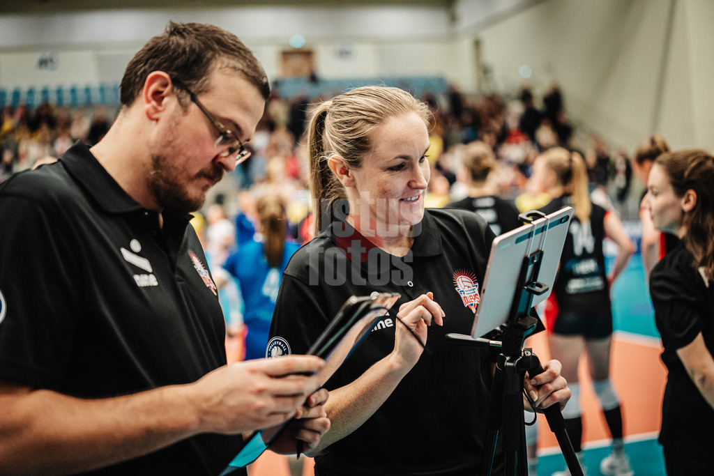 Volleyball | Frauen | Saison 2025/2026 | Volleyball Bundesliga | ETV Hamburger Volksbank Volleys vs. SSC Palmberg Schwerin | 17.01.2026 | v.l. Trainer Markus Friedrich (ETV Hamburger Volksbank Volleys) und Ines Laube (Co-Trainerin ETV)