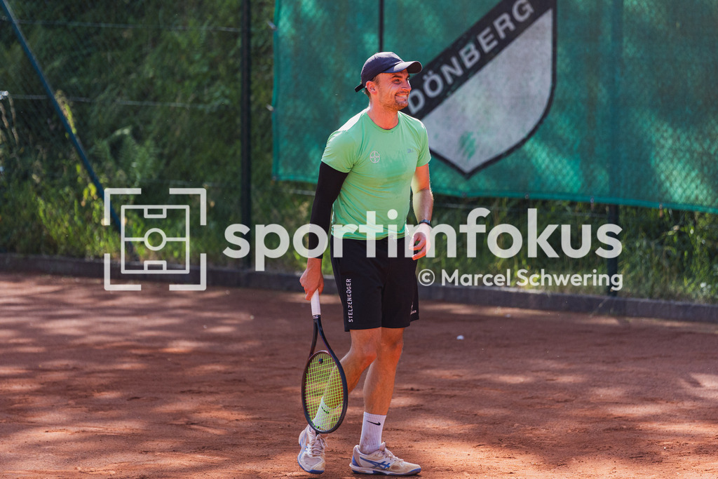 Wuppertaler Tennis-Stadtmeisterschaften | Jan Henri Augustat (Bayer Wuppertal) in einer Spielpause. Herren-Finale der Wuppertaler Tennis-Stadtmeisterschaften, Wuppertal, 09.08.2026. - Realisiert mit Pictrs.com